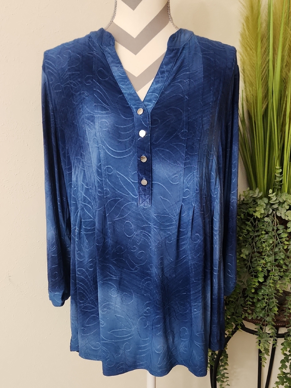 New Directions Blue Women's Embossed V-Neck 3/4 Sleeve Top